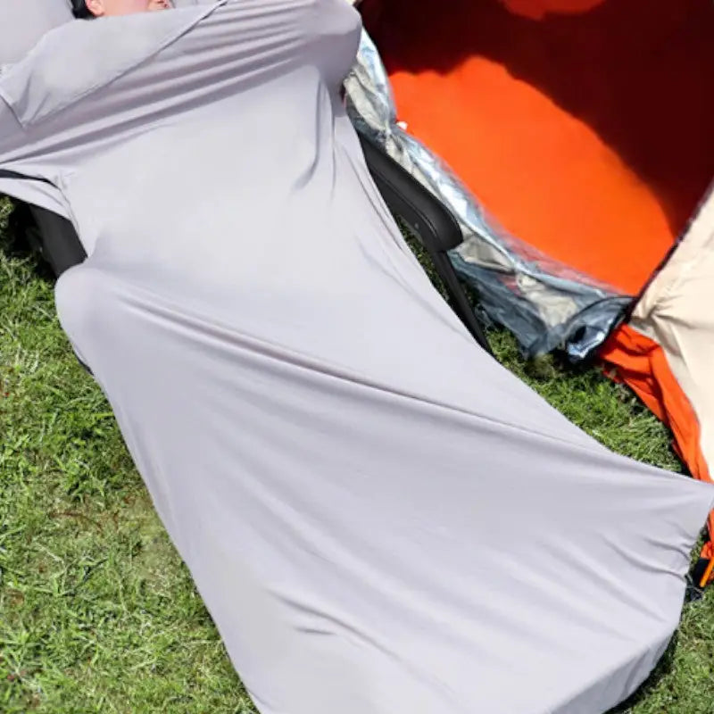 Sleeping bag liner with zipper